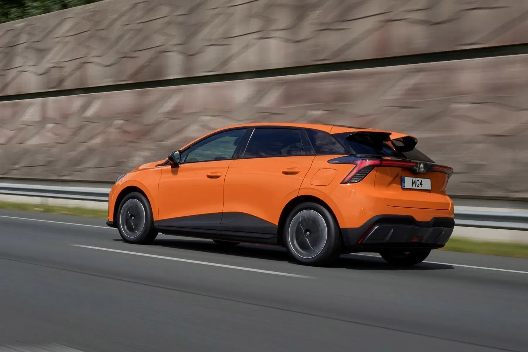 MG4 Electric rijdend schuin achter oranje